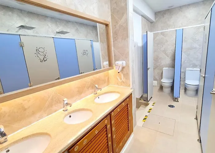 Quartos Grupos ゲストハウス *