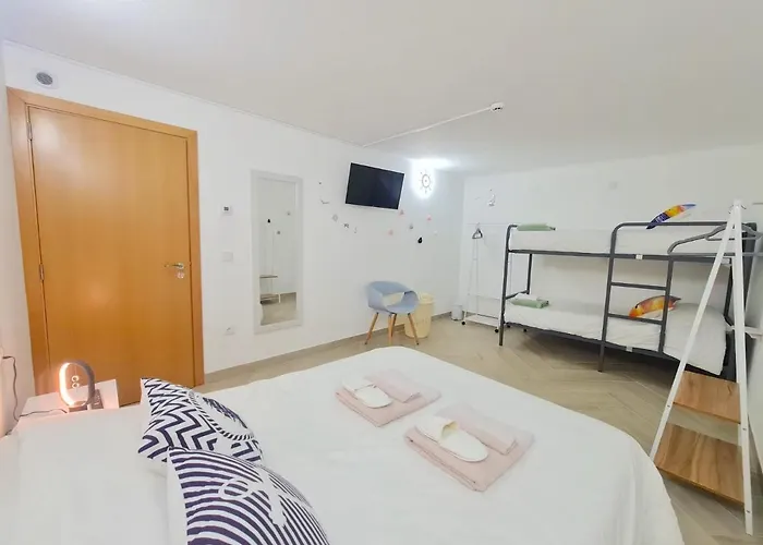 ゲストハウス Quartos Grupos *