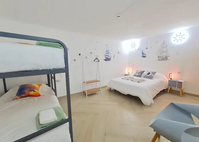 Quartos Grupos ゲストハウス ナザレ