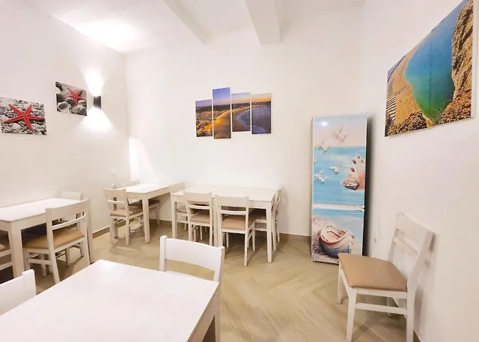 Quartos Grupos ゲストハウス