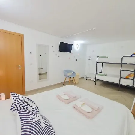 게스트하우스 Quartos Grupos *