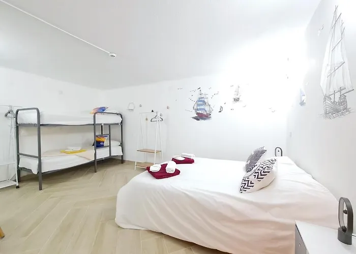 Quartos Grupos Гостевой дом Назаре